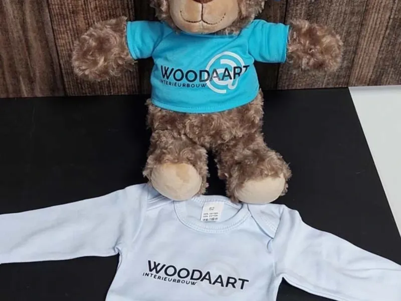 Knuffelbeer en babyromper bedrukt met logo