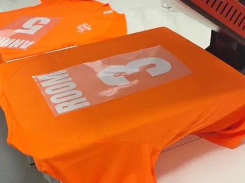 Sportshirts onder de hittepers