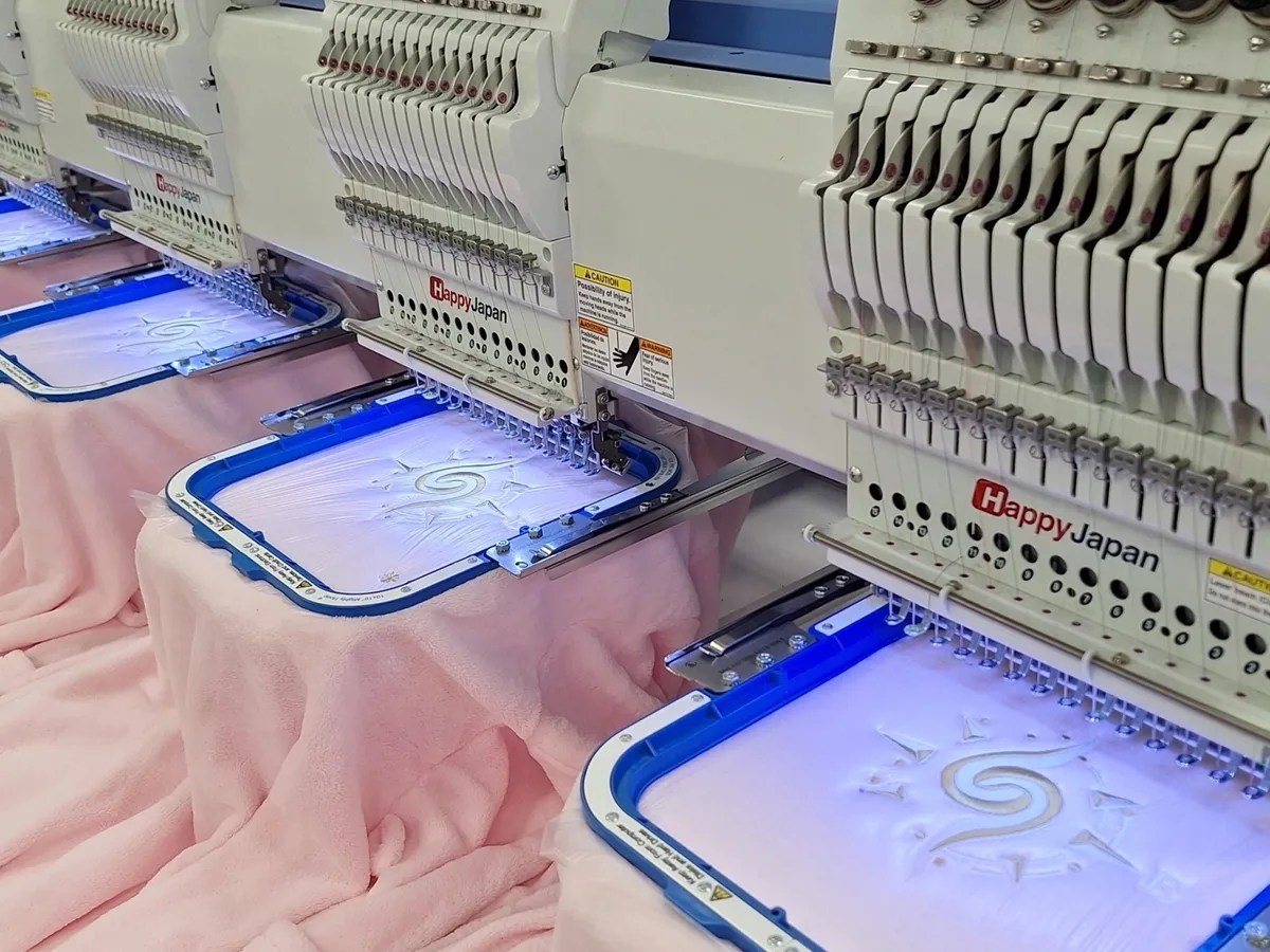 Borduurmachines aan het werk