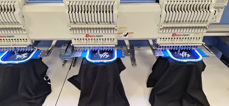 Borduurmachines borduren logo op zwarte shirts