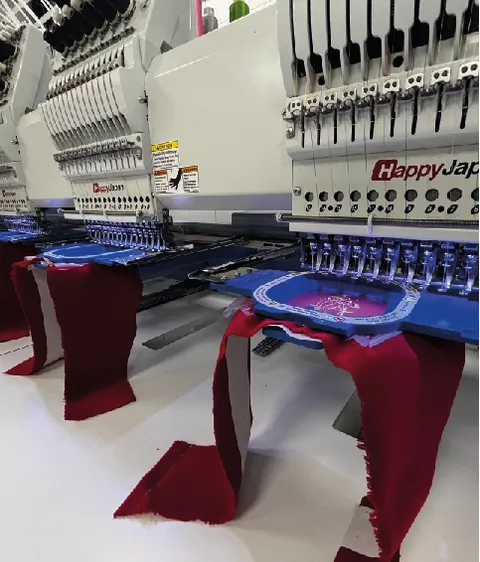 Sjaals worden geborduurd op de machine