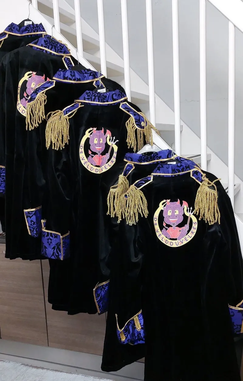 Carnavalsjassen met verenigingslogo op een rij