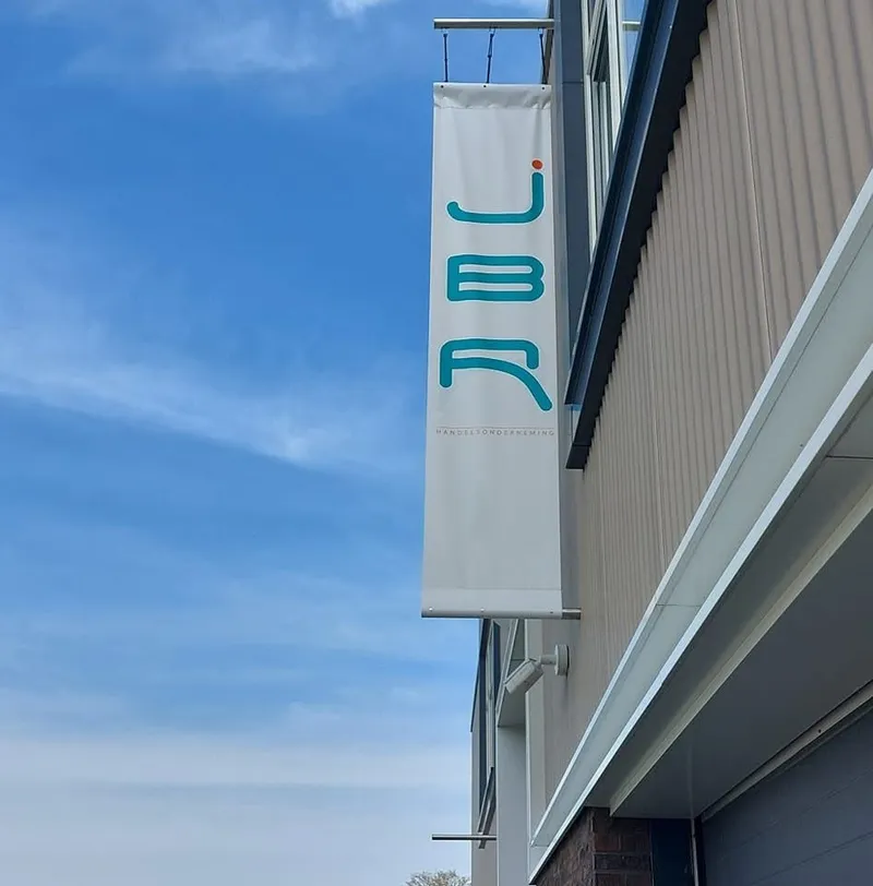 Gevelbanier van JBR aan het pand in Enschede