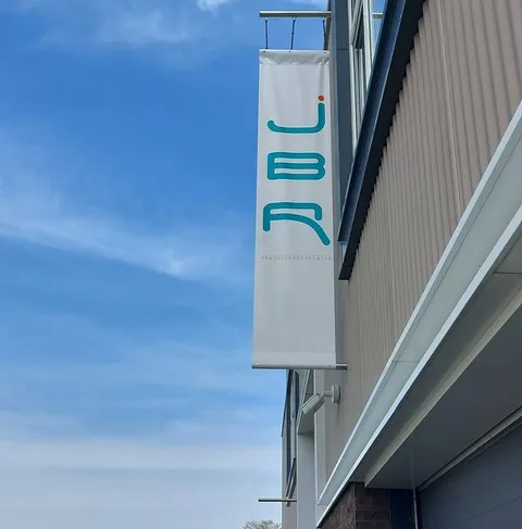 Banier met logo aan de gevel