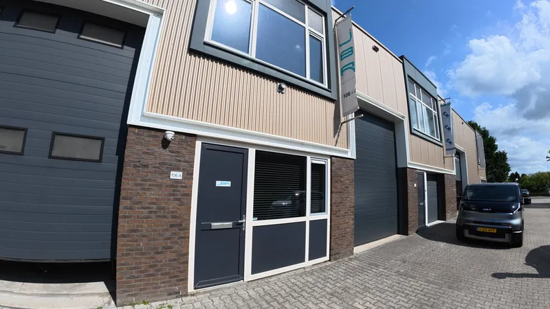 Entree van het JBR-pand met JBR-banier aan de gevel