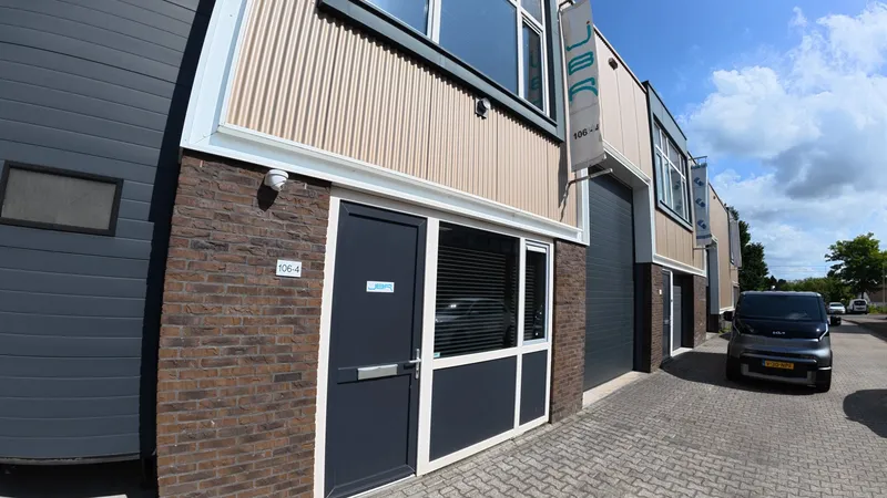 Entree van het JBR-pand aan de Lonnekerbrugstraat