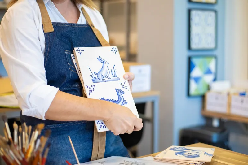 Keramieken tegeltjes in een werkplaats