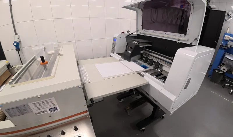 DTF-printer en poeder-shaker in de werkplaats van JBR