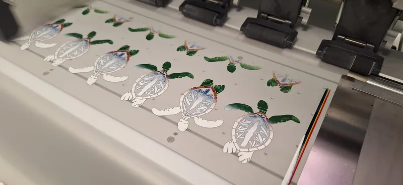 Kleurrijke los uitgesneden ontwerpen op een vel, vers uit de printer