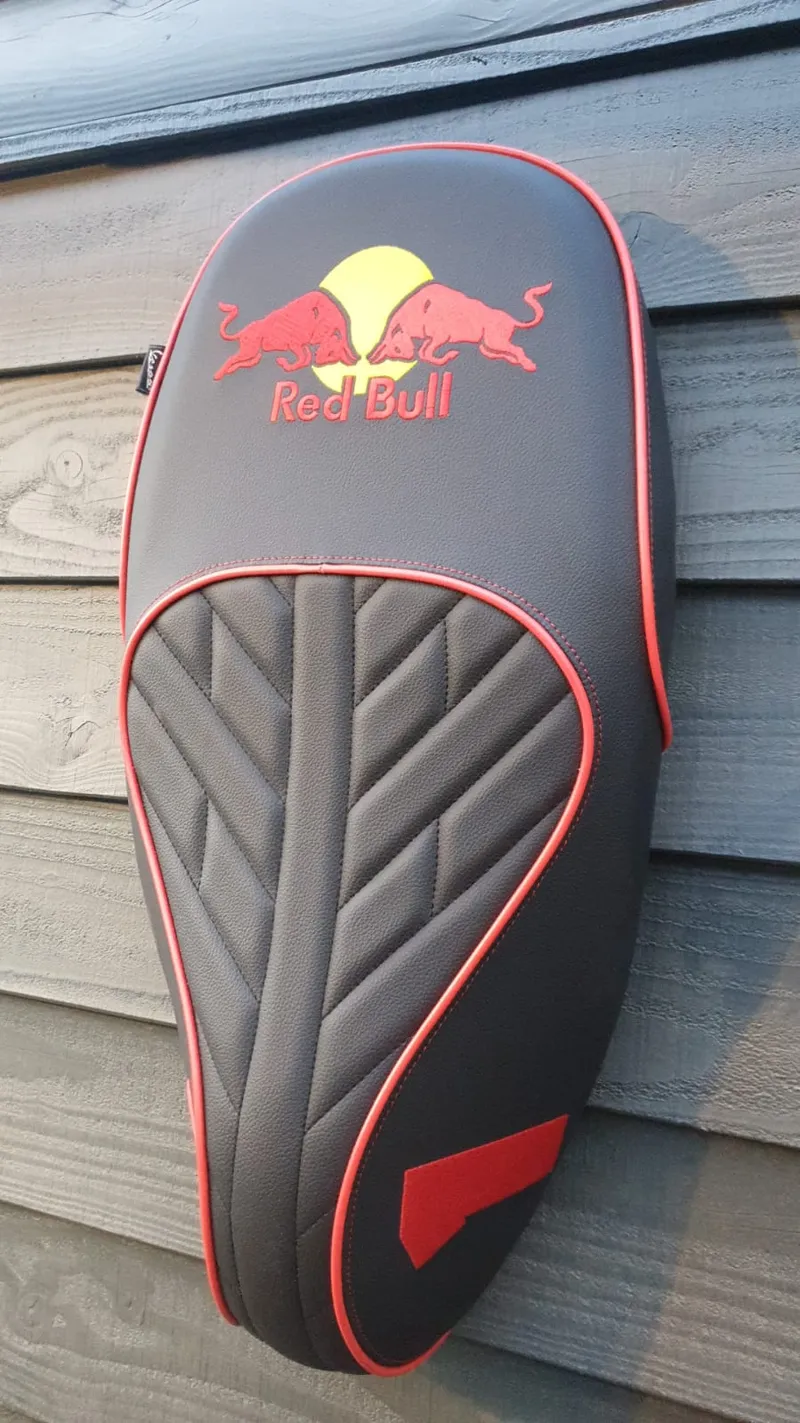 Leren scooterzadel met geborduurd logo